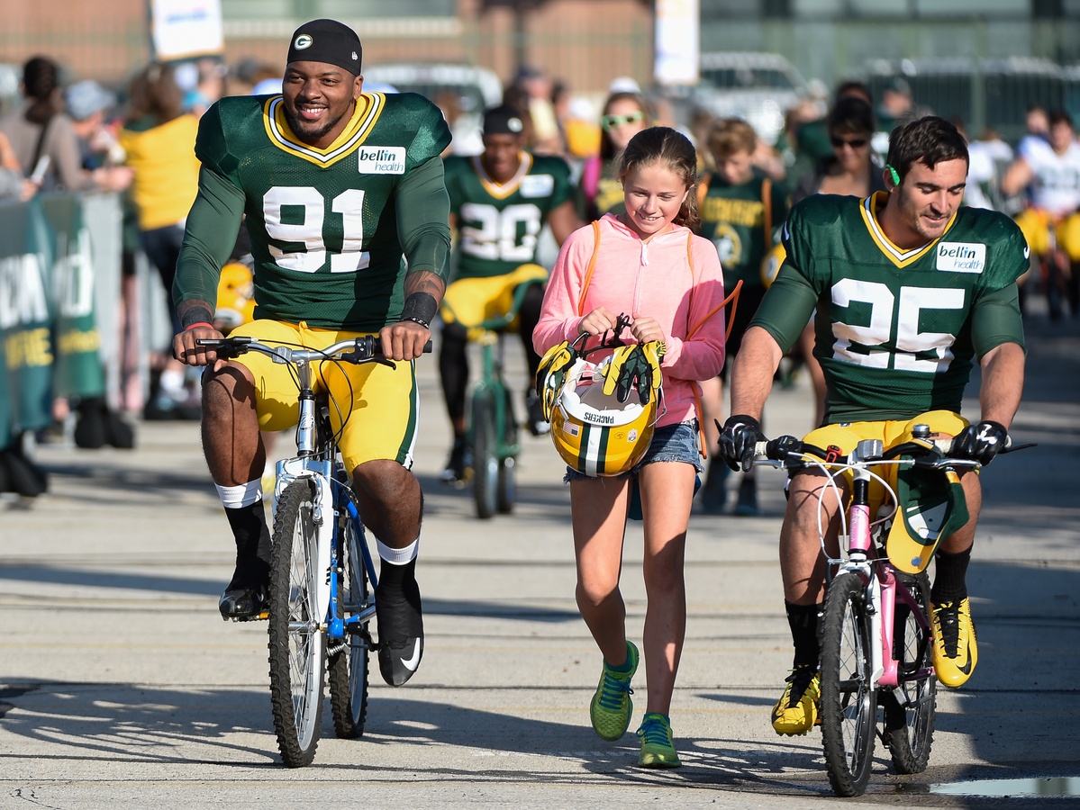 Green Bay Packers linebacker Jayrone Elliott (No. 91) by Benny Sieu—USA Today Sports.